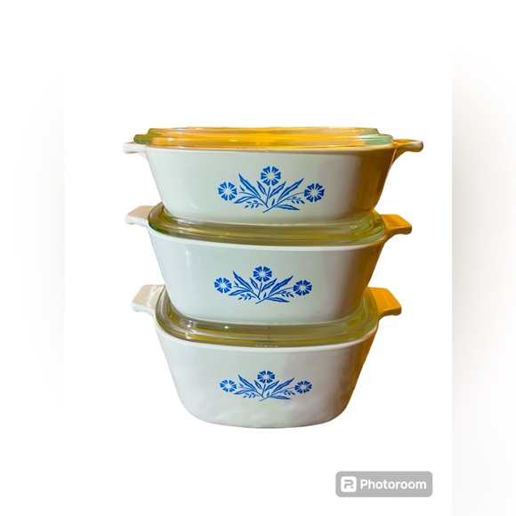 Corning Ware set of casserole dishes with lids